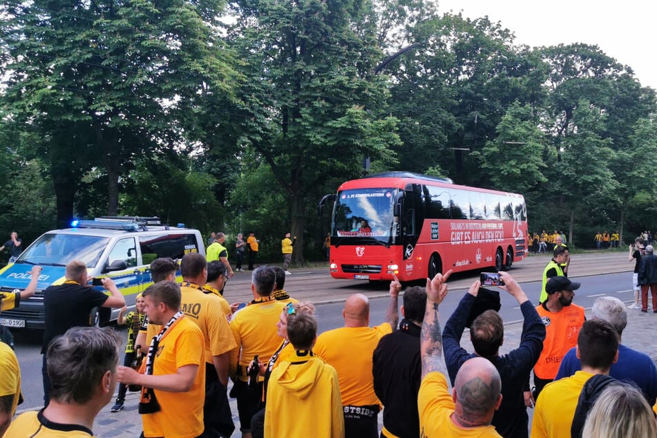 Einige Dynamo-Fans machten mit unanständigen Gesten deutlich, was sie vom 1. FC Kaiserslautern halten.