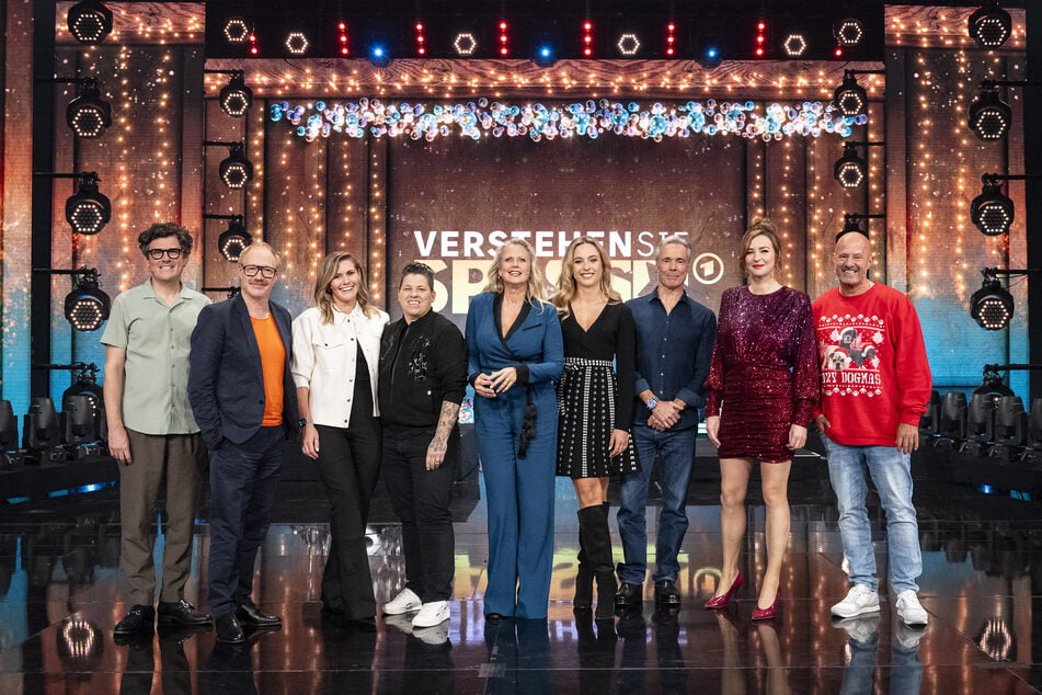 Die Gäste und Gästinnen der Weihnachtsausgabe von "Verstehen Sie Spaß": Manuel Rubey (v.l.n.r.), Simon Schwarz, Karolina Köppen, Kerstin Ott, Barbara Schöneberger, Sophia Flörsch, Hannes Jaenicke, Katrin Bauerfeind und Detlef Steves.