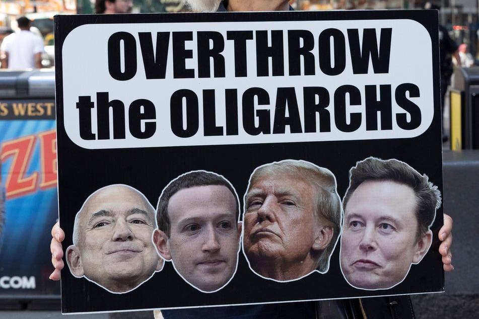 Stürzt die Oligarchen! Auch in Amerika stehen die Tech-Milliardäre in der Kritik (v.l.: Jeff Bezos - Amazon, Marc Zuckerberg - Meta, Präsident Trump, Elon Musk - SpaceX, X, Tesla).