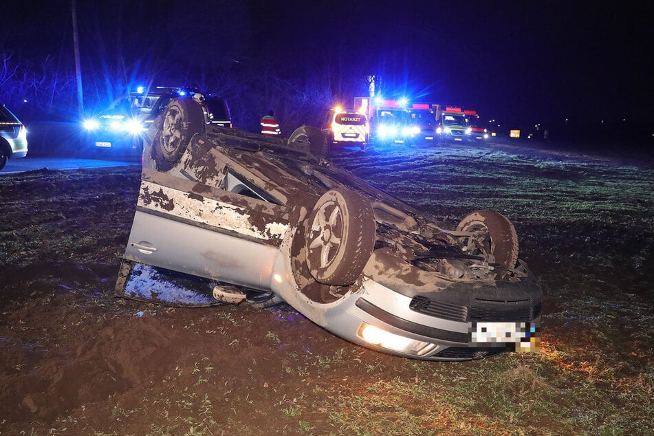 Der verunfallte VW Passat kam erst auf dem Feld zum Liegen.