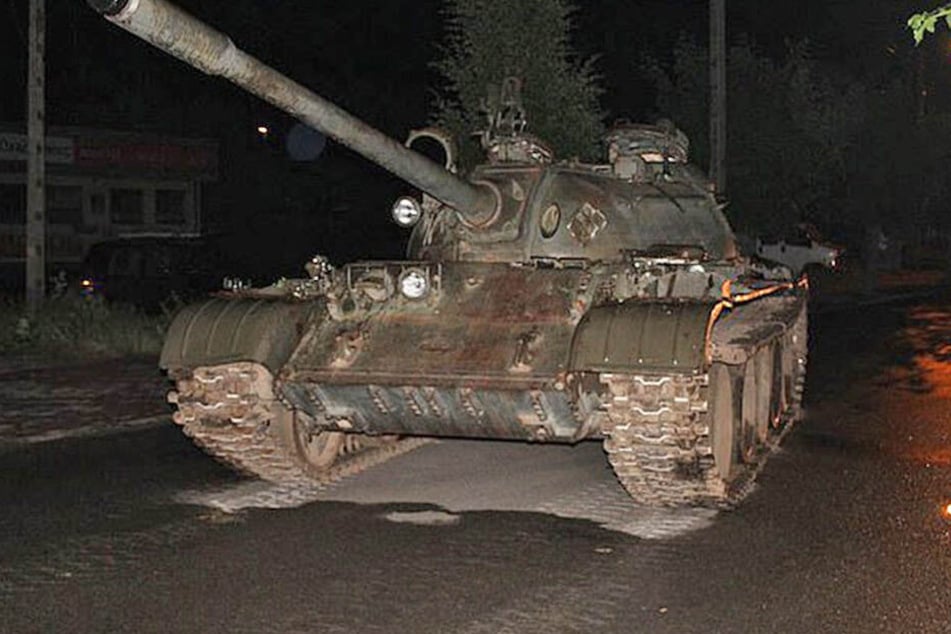 Im Rausch konnte der Mann dem T-55 offenbar nicht widerstehen.