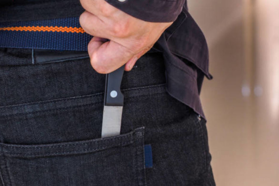 Die Schwurgerichtskammer sah es als erwiesen an, dass der 41-Jährige seinen Nebenbuhler auf offener Straße niedergestochen hatte. (Symbolbild)