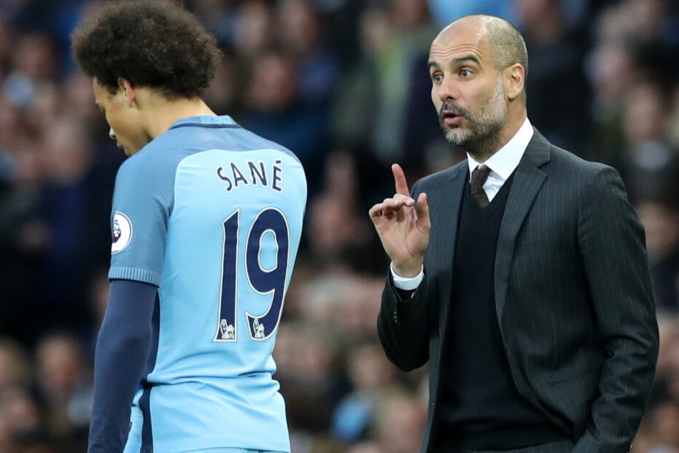 Leroy Sané (l.) war zuletzt mit seinen Einsatzzeiten unter Trainer Pep Guardiola (r.) nicht zufrieden.