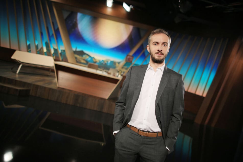 Der Satiriker Jan Böhmermann steht in seinem TV-Studio. Am Wochenende stand er in der Alsterdorfer Sporthalle in Hamburg auf der Bühne.