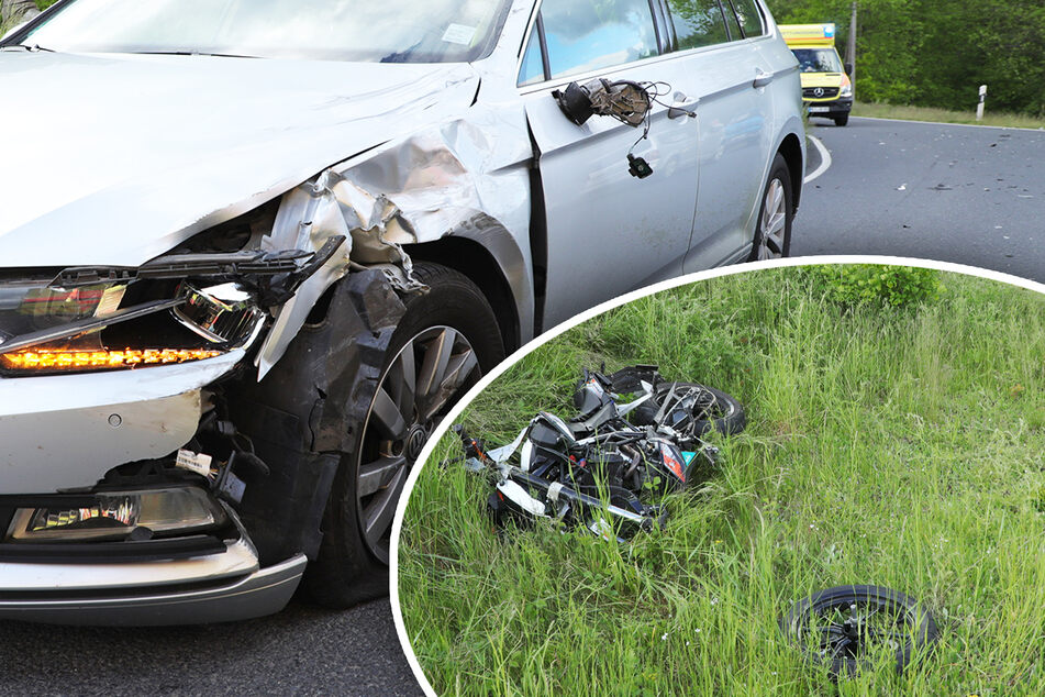 Motorrad kracht in Coswig in VW: Vorderrad abgerissen, zwei Personen verletzt