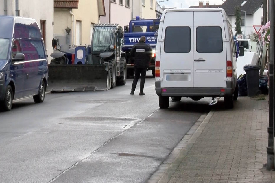 Plankstadt im Dezember: Ermittler durchsuchen ein Anwesen.