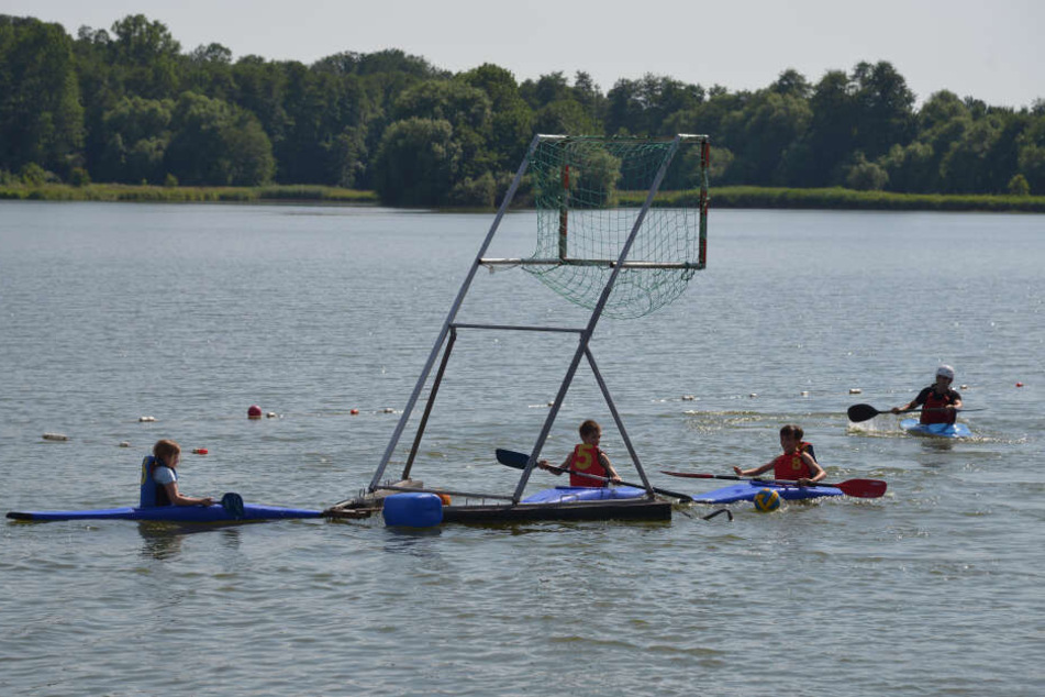 In Glauchau wurden solche Kanupolotore zerstört.
