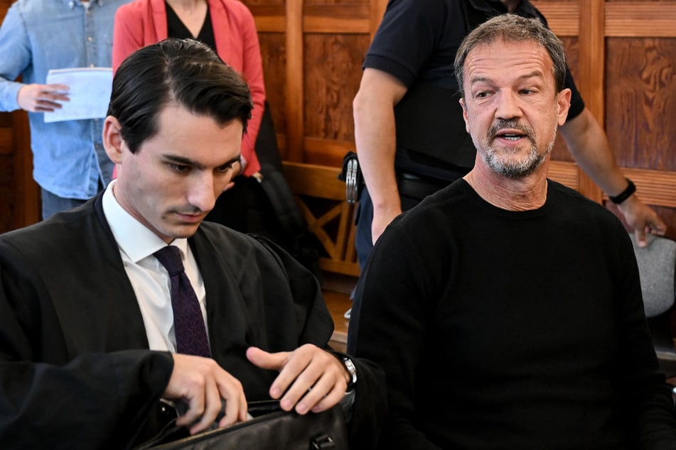 Ex-Geschäftsführer Fredi Bobic (53, r.) zeigte sich nach der Verhandlung glücklich.