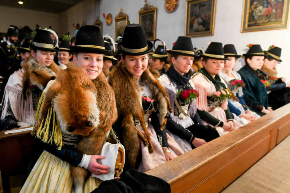 Marketenderinnen nehmen in der Kirche in Waakirchen (Bayern) bei einer Gedenkfeier für die Opfer der "Sendlinger Mordweihnacht" teil.
