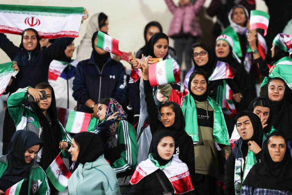 Nachdem sich Frau anzündete: Iran gibt Fußballstadion für weibliche Fans frei