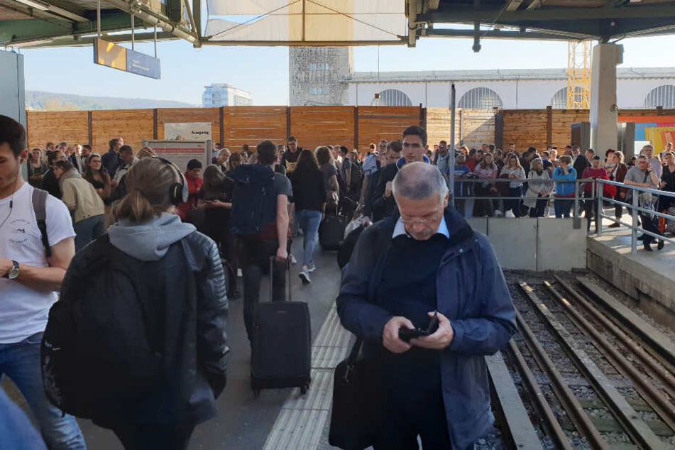 Bahnreisende am Stuttgarter Hauptbahnhof.