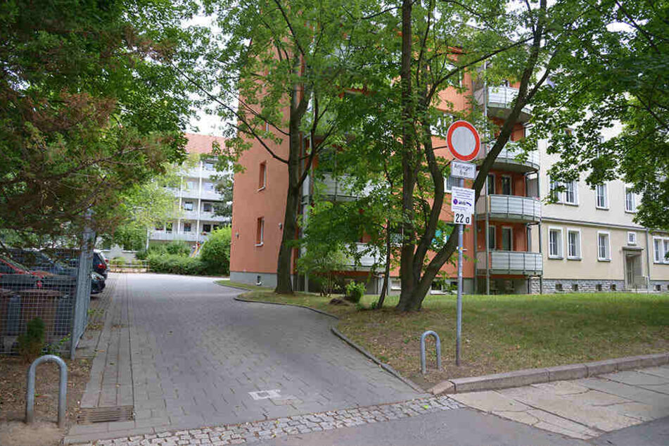 Mit Küchenmesser und Zweitschlüssel verschaffte sich der Chemnitzer Zutritt in die Wohnung des Opfers in der Andréstraße und zwang es, ins Auto zu steigen.