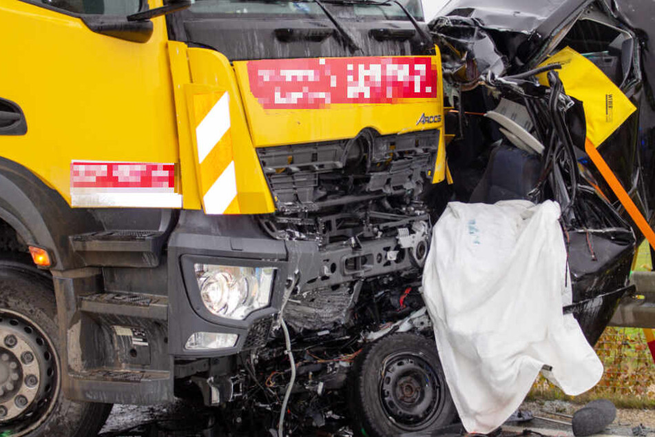 Ein Müllfahrzeug und ein Auto sind auf der Staatsstraße 2335 in Bayern frontal kollidiert.