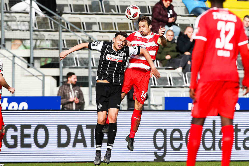 Kapitän Toni Wachsmuth (r.) gewinnt das Kopfballduell mit Petar Sliskovic, dem dann später der Ausgleich gelang.