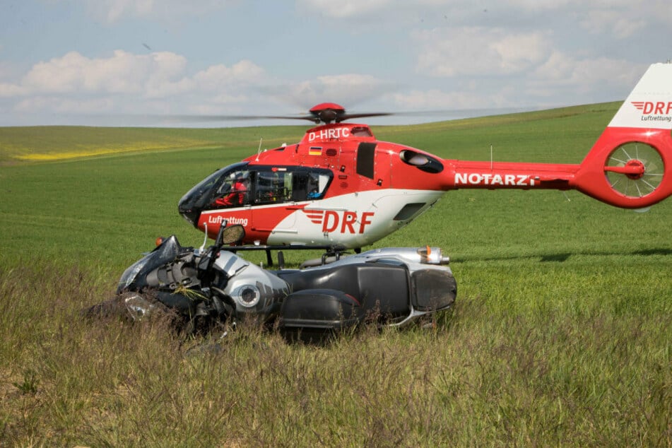 Hubschrauber im Einsatz! Biker fliegt aus Kurve und wird schwer verletzt