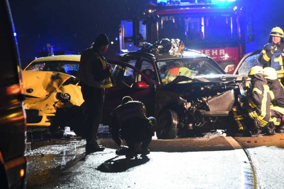 Die Autos wurden komplett zerstört.