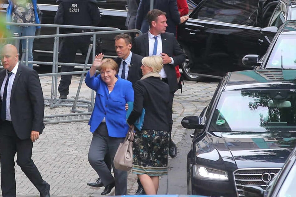 Promi-Auflauf in Dresden: Angela Merkel unterstützt Ministerpräsident Michael Kretschmer vor der Landtagswahl.