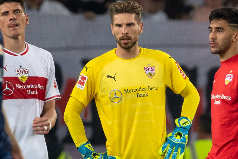 Beim VfB-Abstieg in Berlin: Stuttgarts Keeper Ron-Robert Zieler umringt von Teamkollegen Mario Gomez (l.) und Nicolás González (r.).