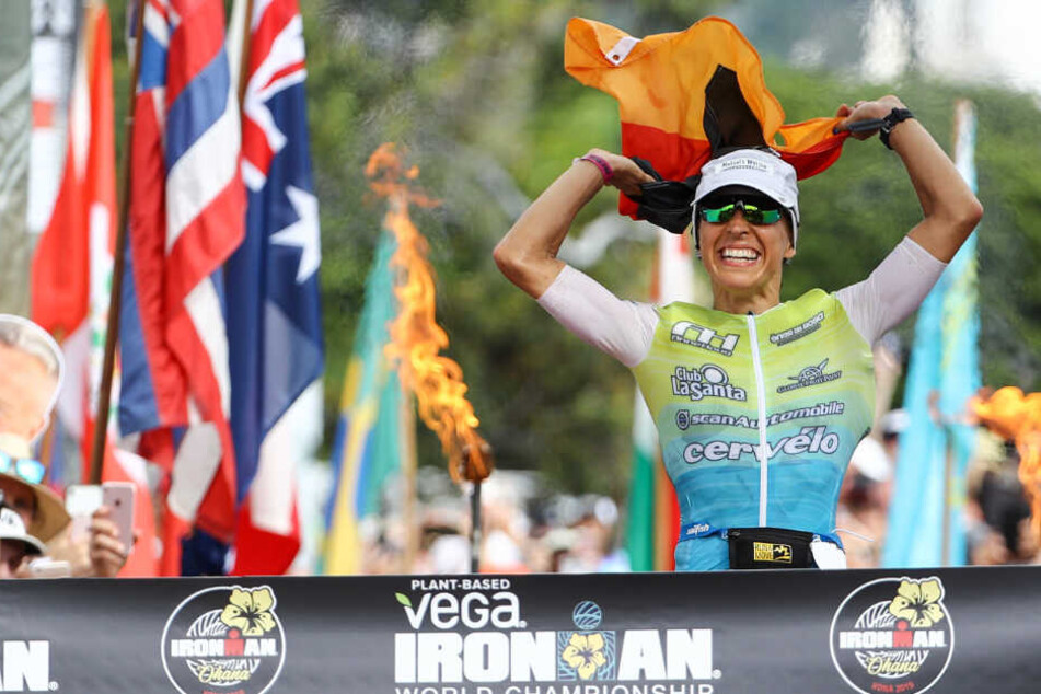 Anne Haug überquert die Ziellinie des Hawaii Ironman Triathlons.