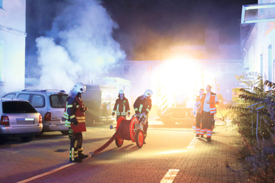 Feuerwehrleute eilten zum Haus an der Bitterfelder Straße. Hier hat ein Unbekannter im Keller Feuer gelegt.