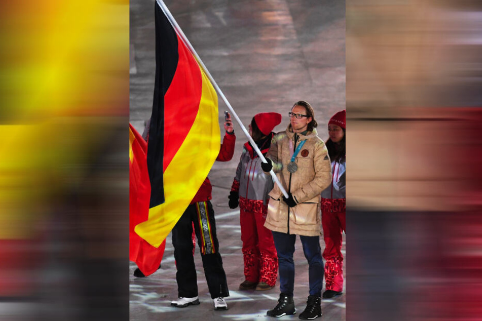 Christian Ehrhoff trug stolz bei der Abschlussfeier der Olympischen Spiele 2018 die Silbermedaille und die deutsche Fahne.