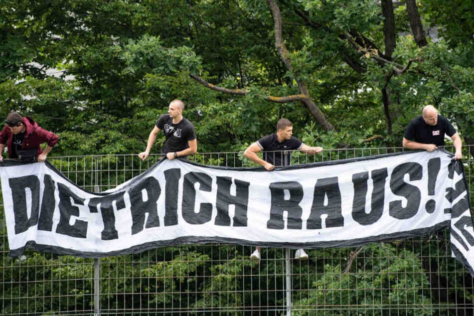 Die Forderung "Dietrich raus!" gibt es auch offline.