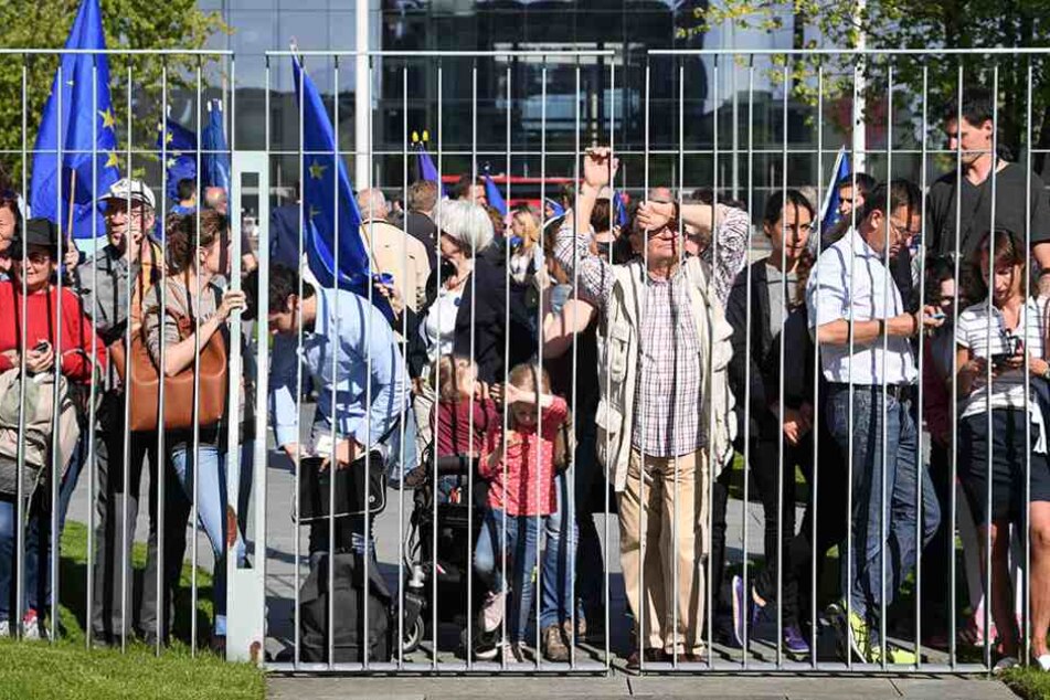 Vor dem Kanzleramt warteten viele Europabefürworter, um Macron willkommen zu heißen.