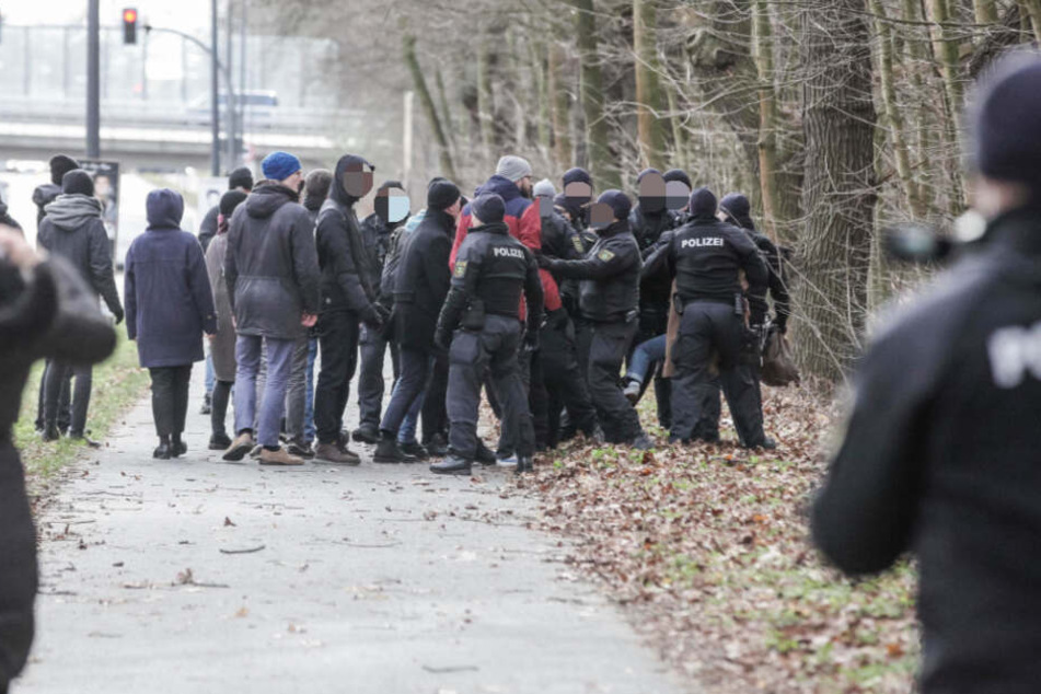 Die Polizei kontrolliert Personen am Heidefriedhof.