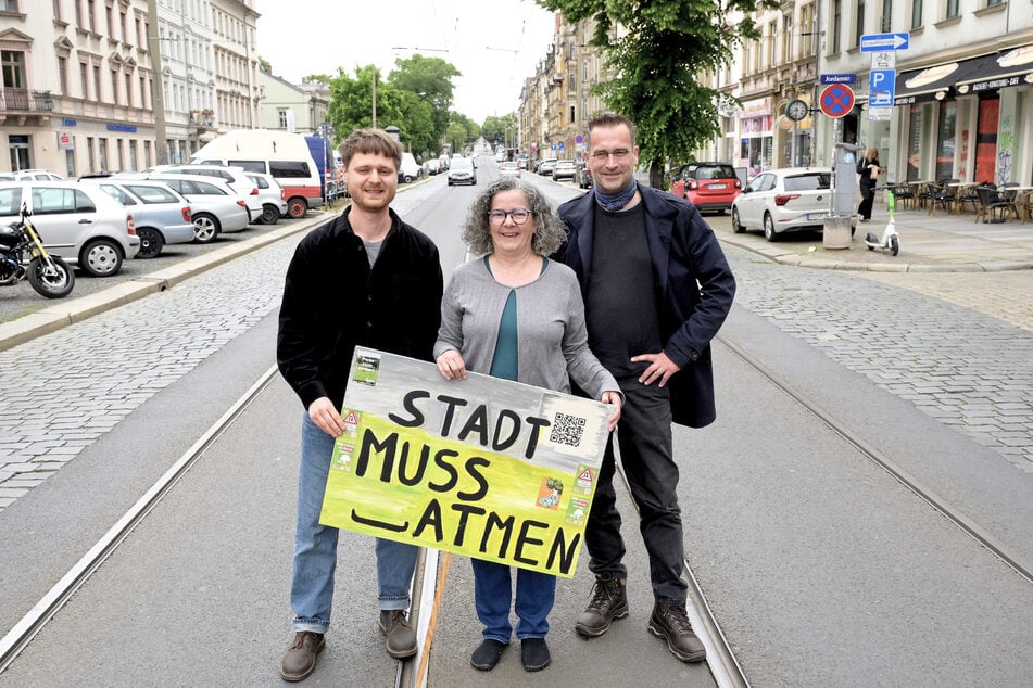 Johannes Kristensen (34, v.l.), Jenny Keck (54) und Martin Schulte-Wissermann (54) von der Bürgerinitiative "StadtMussAtmen" haben eigene Ideen für die Königsbrücker Straße.