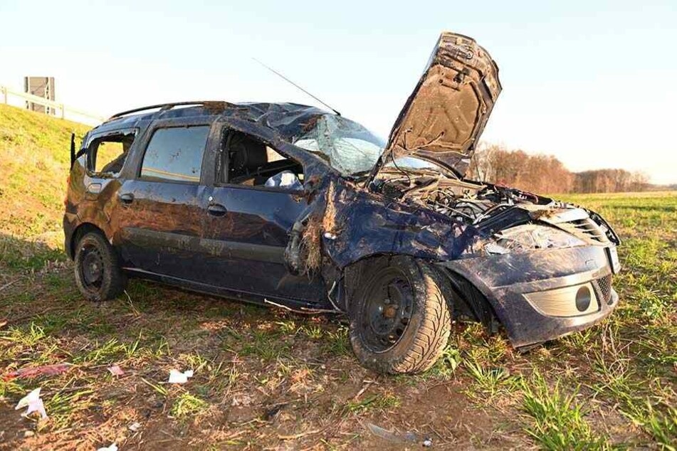 Der Dacia wurde bei dem Crash schwer beschädigt.