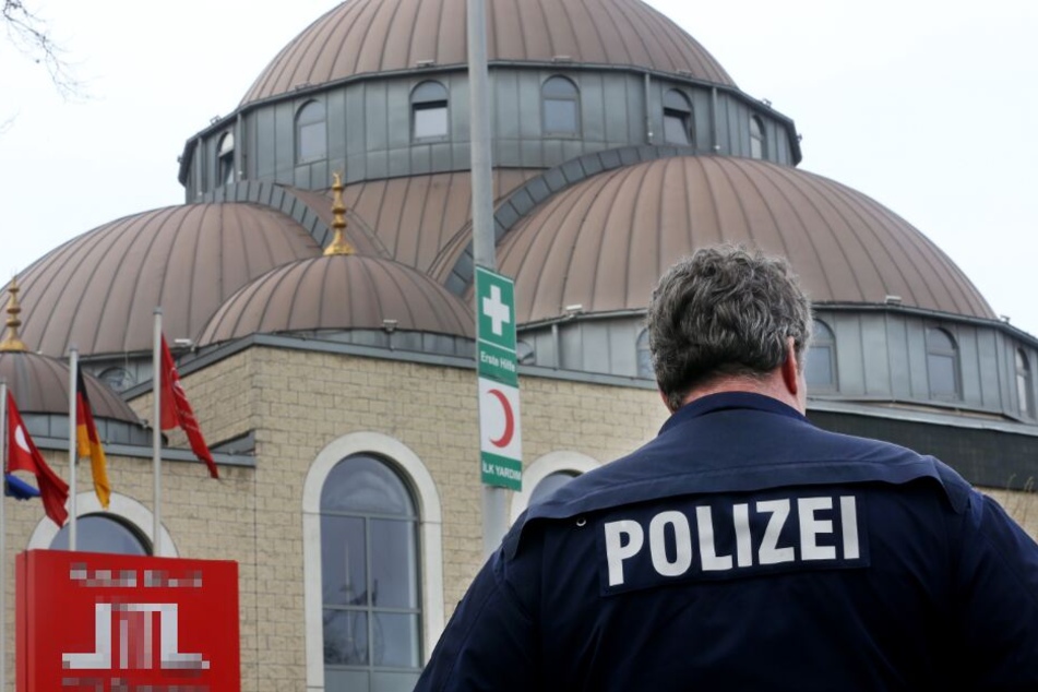Die Polizei sichert eine Moschee. (Archivbild)