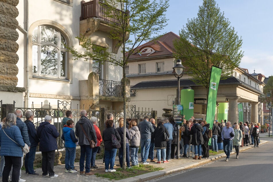 Für die besten Plätze in der Märchenshow: Die Dresdner standen am Parkhotel Schlange.