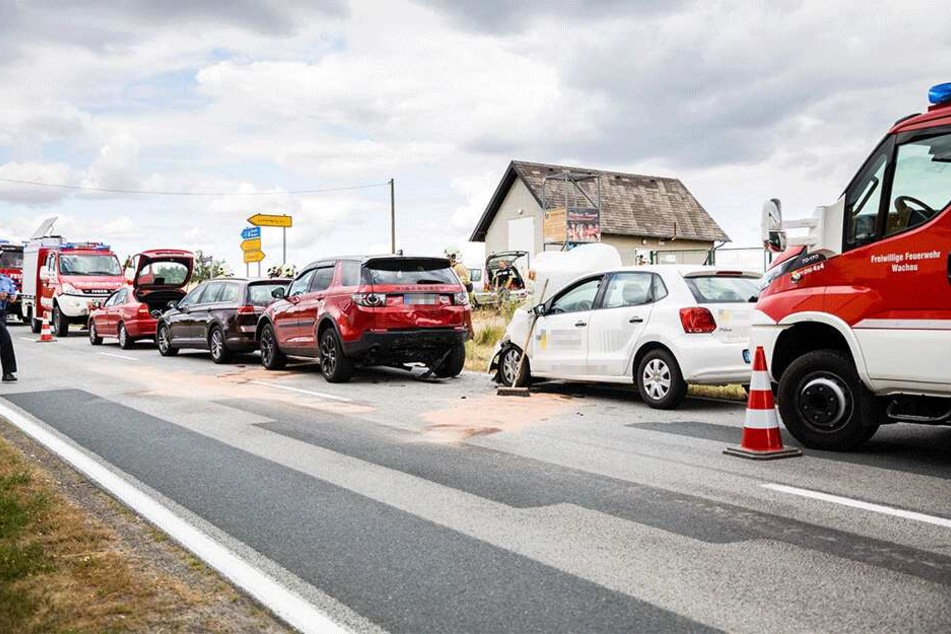 Vier Autos krachten zusammen, eine Person wurde verletzt.