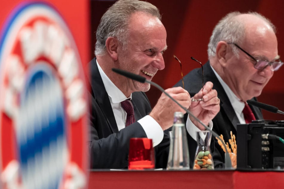 Nach einer emotionalen Rede scherzen Karl-Heinz Rummenigge (l.) und Uli Hoeneß gleich wieder weiter.