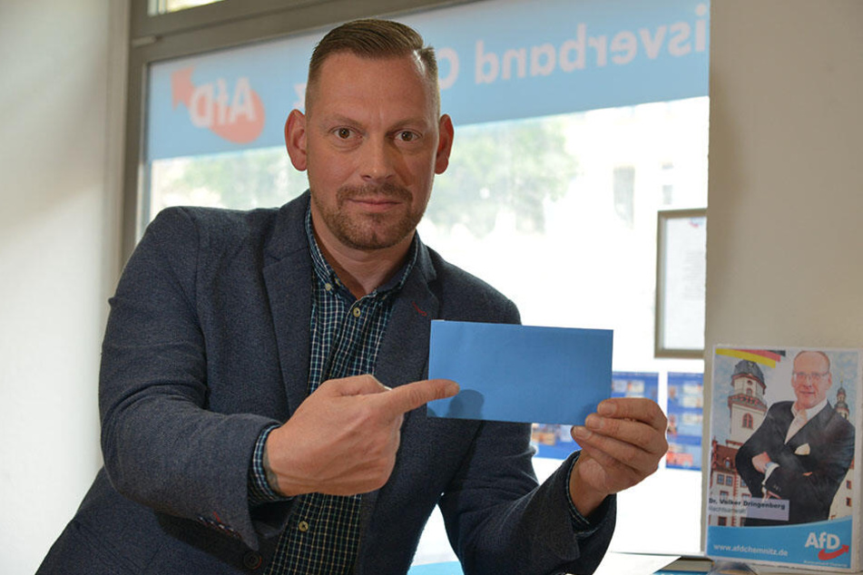 Lars Franke (43, AfD) steht für Fragen im Chemnitzer Wahlbüro zur Verfügung.