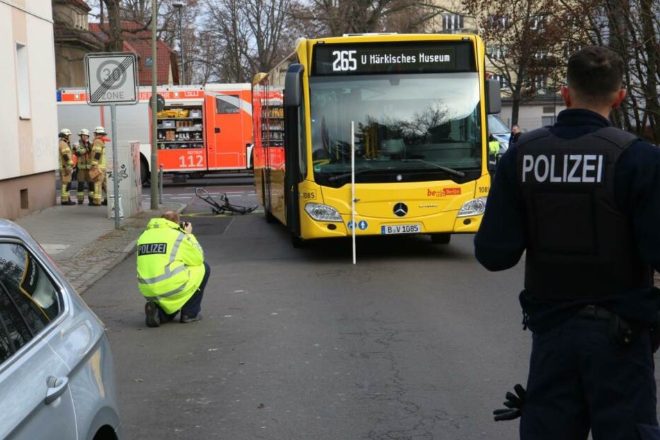 Eine Radfahrerin wurde von einem Linienbus überfahren.