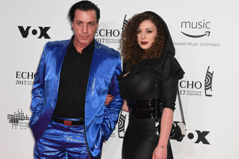 Seit 2011 lieben und trennen sich Sophia und Rammstein-Frontmann Till Lindemann (52). Zu Echo-Verleihung erschien er jedoch mit Nacktmodel Leila Lowfire (24).