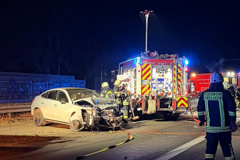 Auf der A3 hat sich ein verheerender Unfall ereignet, bei dem ein Mensch aus seinem Auto geschnitten werden musste.