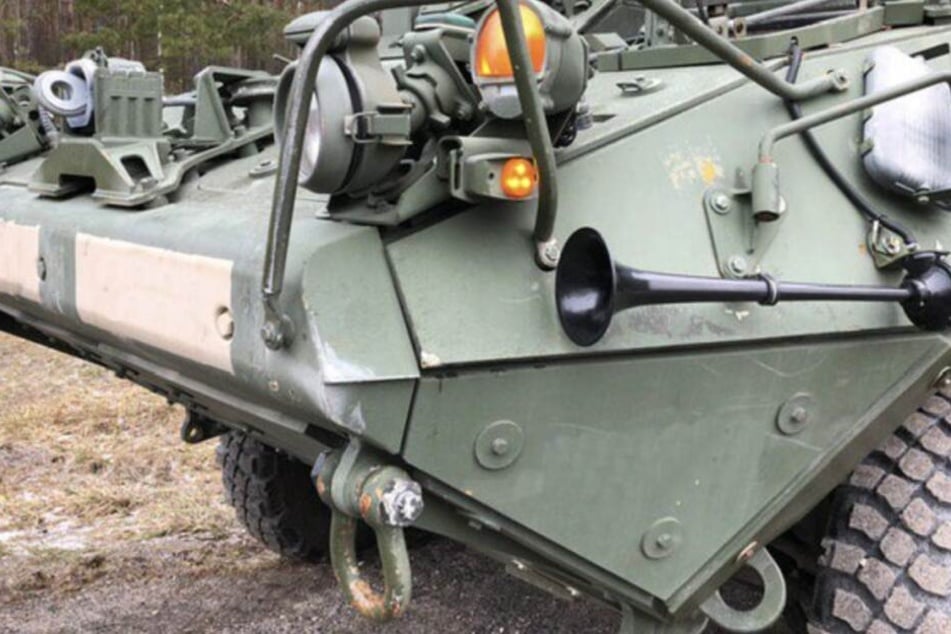 Der Panzer trug von dem Zusammenstoß nur einen Kratzer davon.