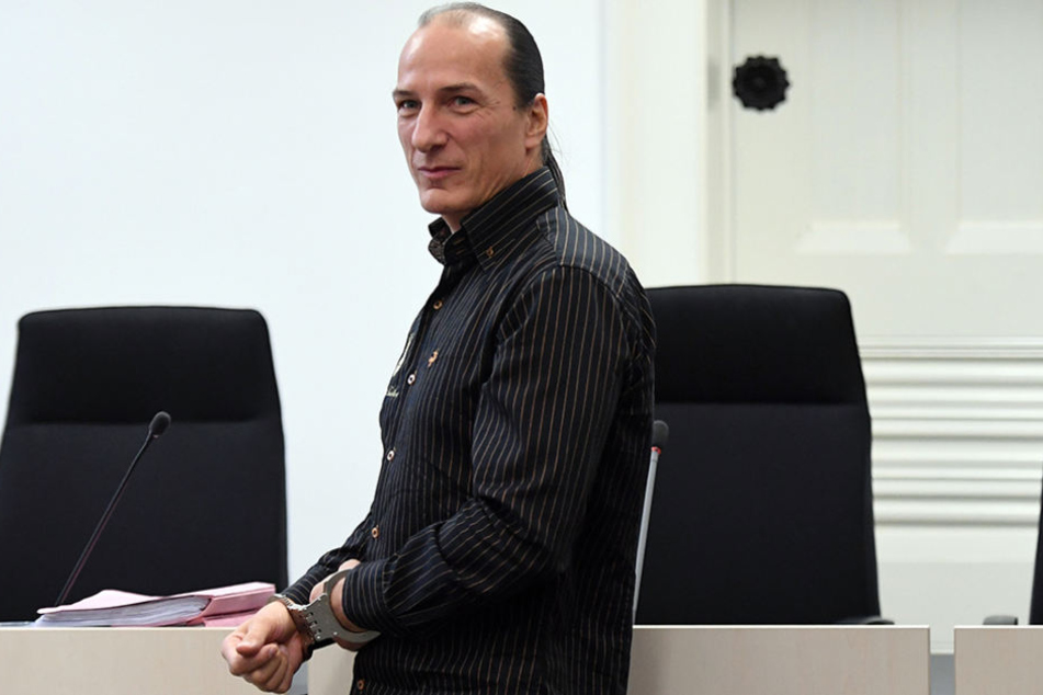 Peter Fitzek kommt vorläufig frei. Die 13. Strafkammer des Landgerichts Halle (Saale) hob den Untersuchungshaftbefehl gegen ihn auf. (Archivbild)