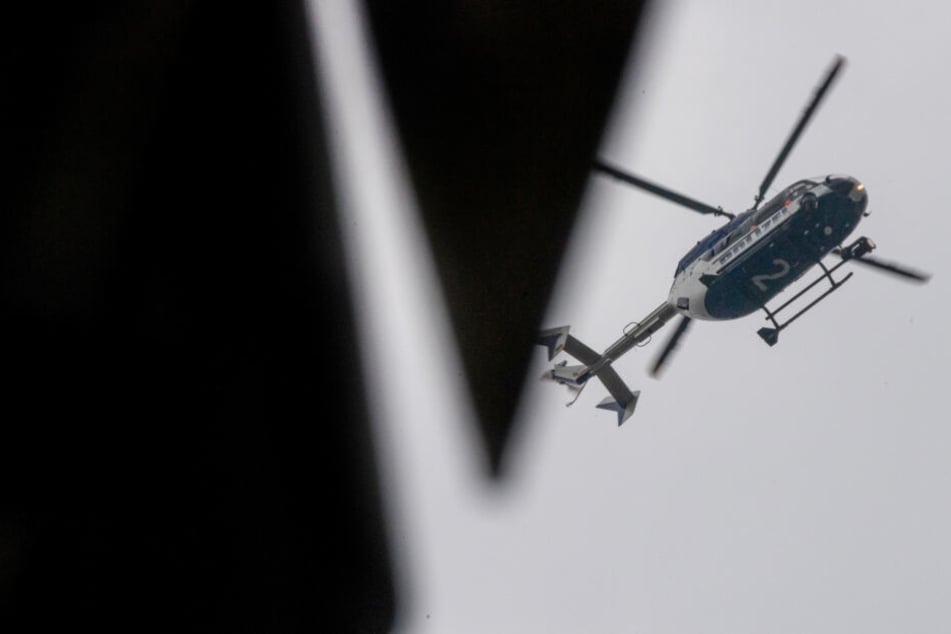 Auch ein Polizeihubschrauber wurde bei der Fahndung nach dem Mann eingesetzt. (Symbolbild)
