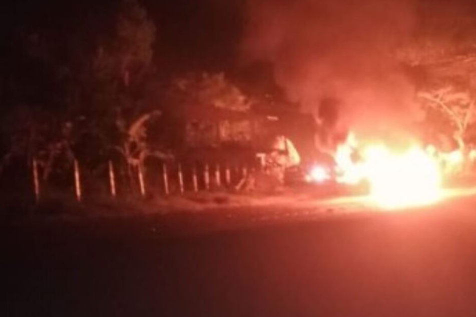 Kleinbus explodiert auf Landstraße, mehrere Tote und Verletzte