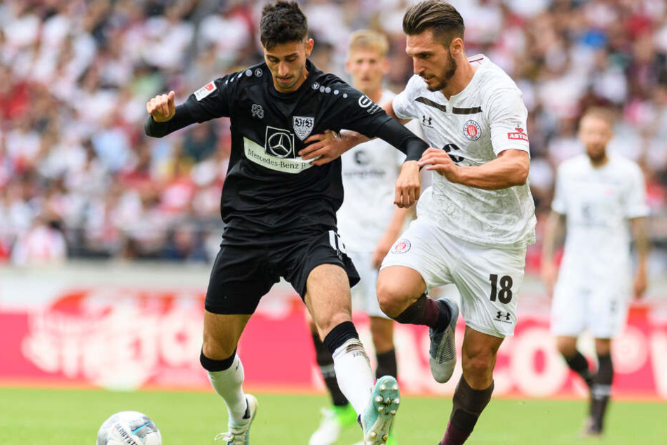 Stuttgarts Atakan Karazor (l) spielt gegen St. Paulis Dimitrios Diamantakos.