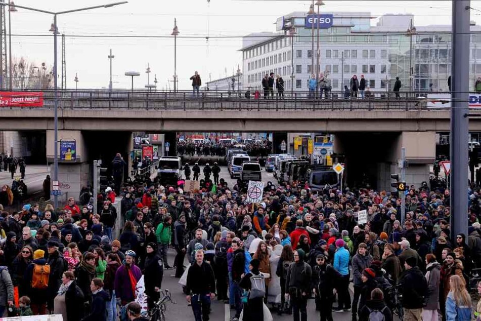 Die Rechten haben den Hauptbahnhof in Dresden erreicht, Protest von den Gegnern nun auch hier.