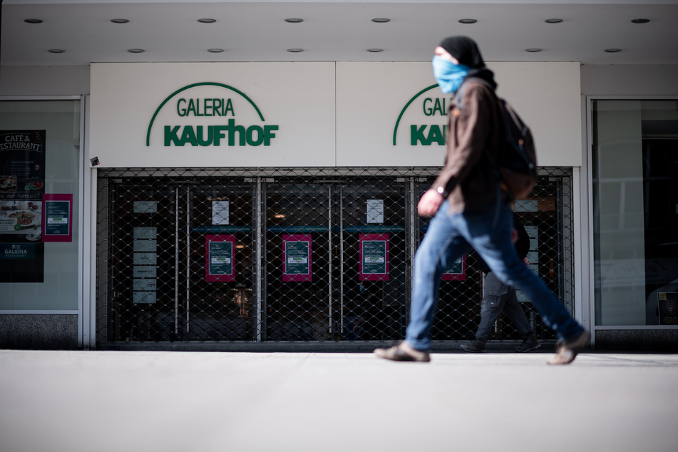 Mann geht mit Maske am Eingang der Filiale der Kaufhauskette Kaufhof in Essen vorbei. (Archivbild)
