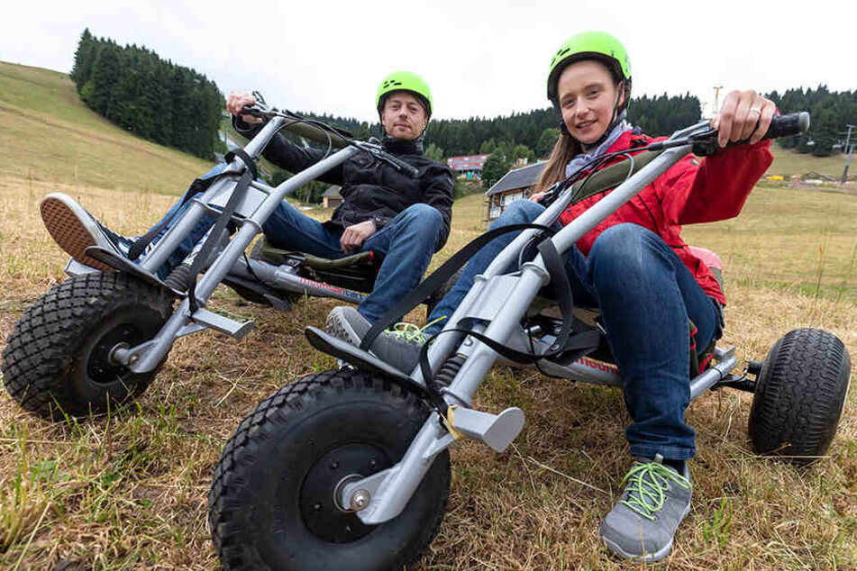 "Ein irres Gefühl": In Oberwiesenthal testeten die beiden am Fichtelberg die Abfahrt mit einem der neuen dreirädrigen Mountain Carts.