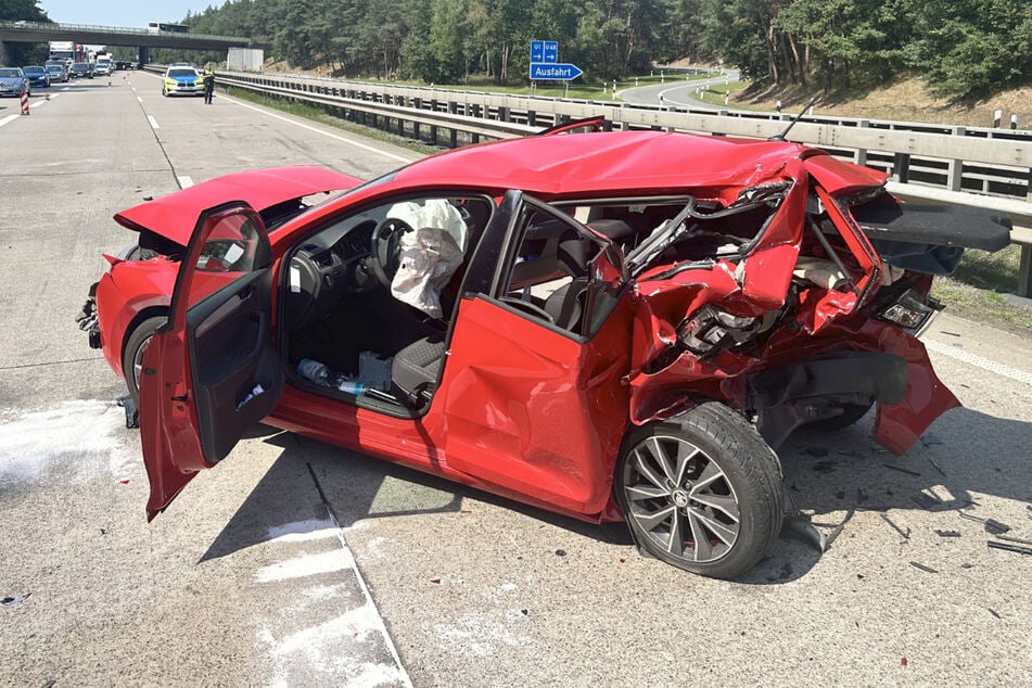 Ein Auto war auf den Skoda aufgefahren. Während der Fahrer (69) leicht verletzt wurde, erlitt die Beifahrerin (66) schwere Verletzungen.