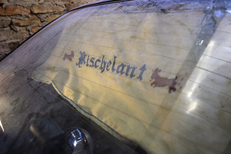 "Fischelant" steht auf der Stickerei in der Heckscheibe der Maschine.