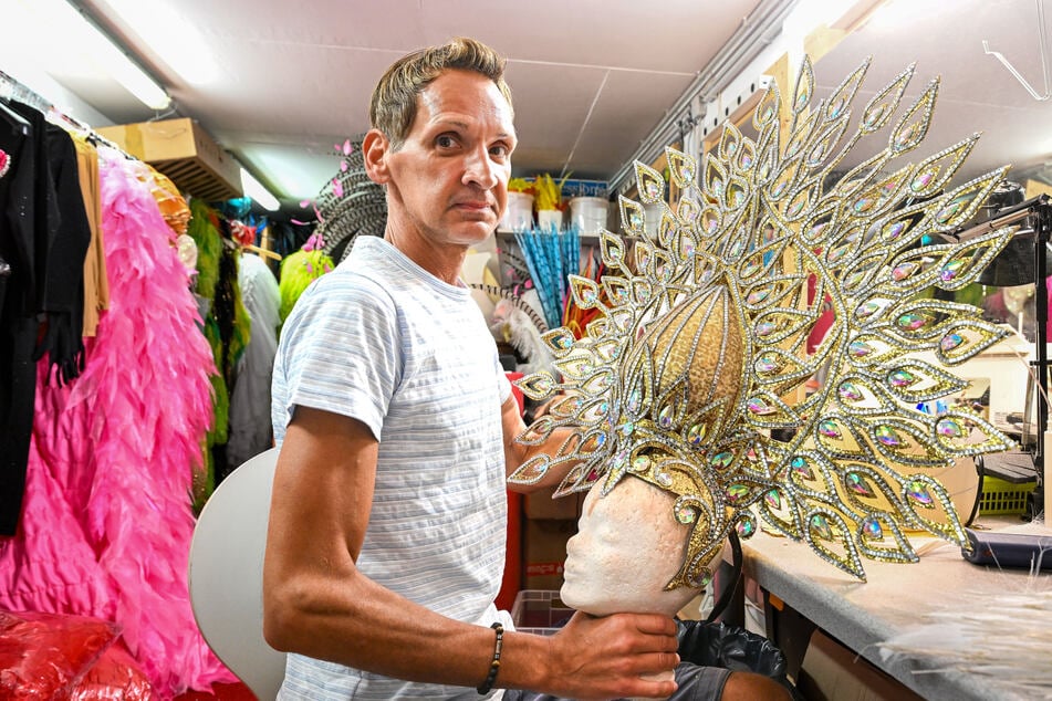 Christian Kern (53) bei der Arbeit an einer Kappe. Eine davon wird er selbst auf der Bühne tragen.
