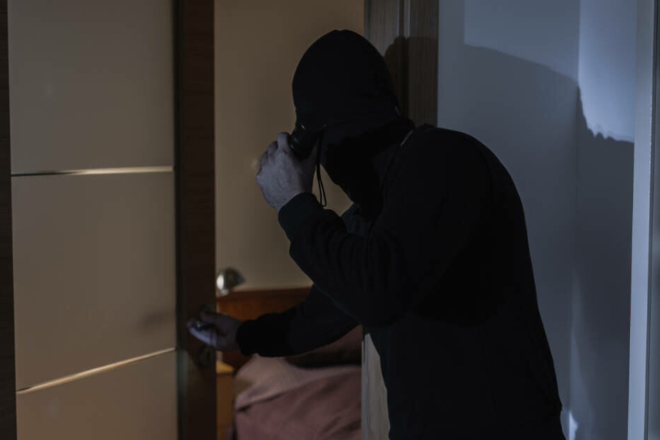 Der Einbrecher gab an, nicht bemerkt zu haben, dass das Opfer bereits tot gewesen sei.